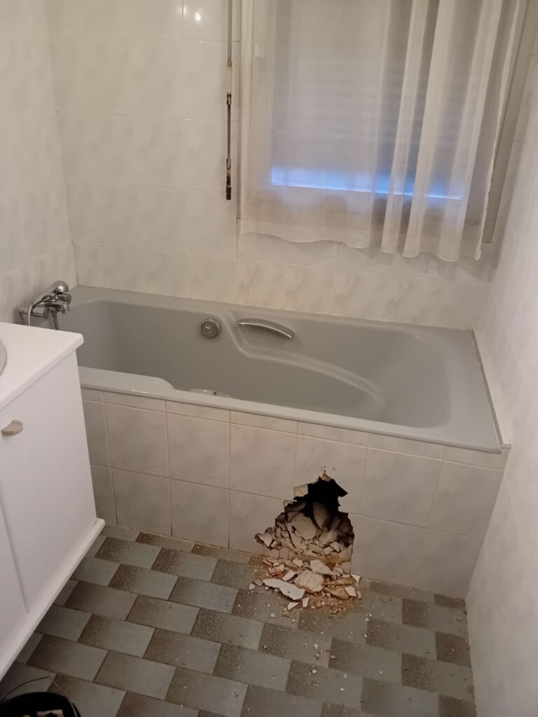 Dépose baignoire avant transformation douche PMR à Colombiers