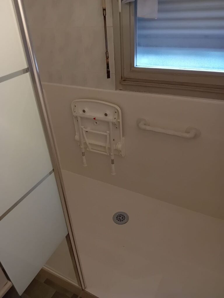 Douche PMR avec barre d'appui installée Handibat à Colombiers