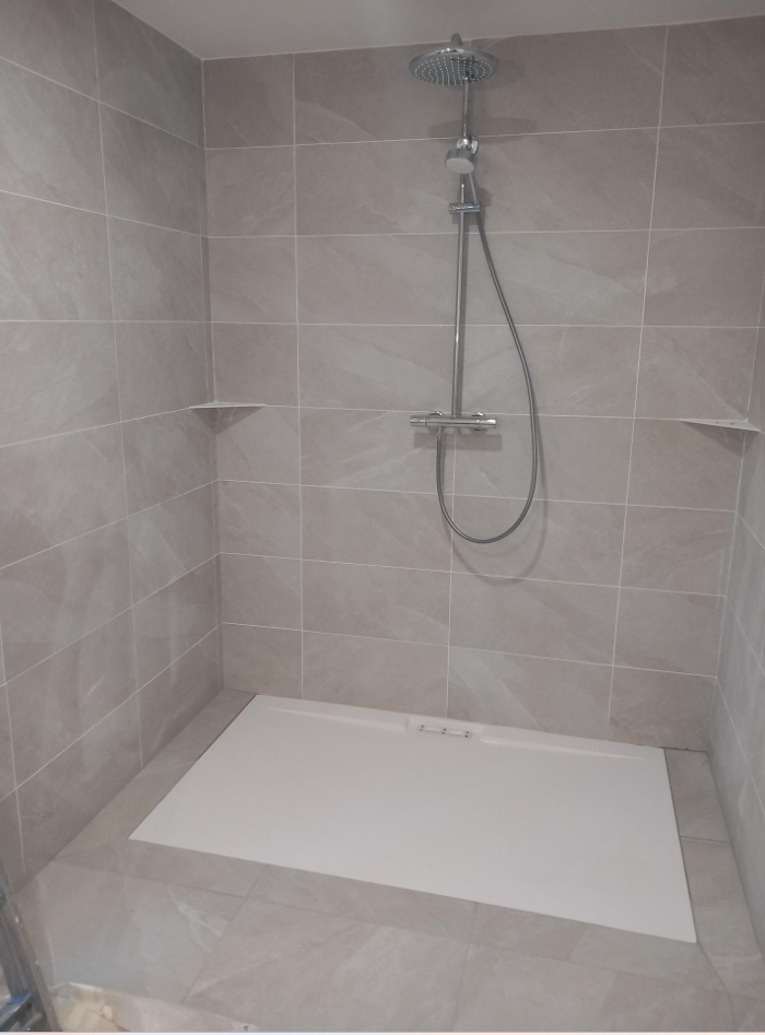 Receveur de douche extra-plat antidérapant - plombier Handibat Béziers