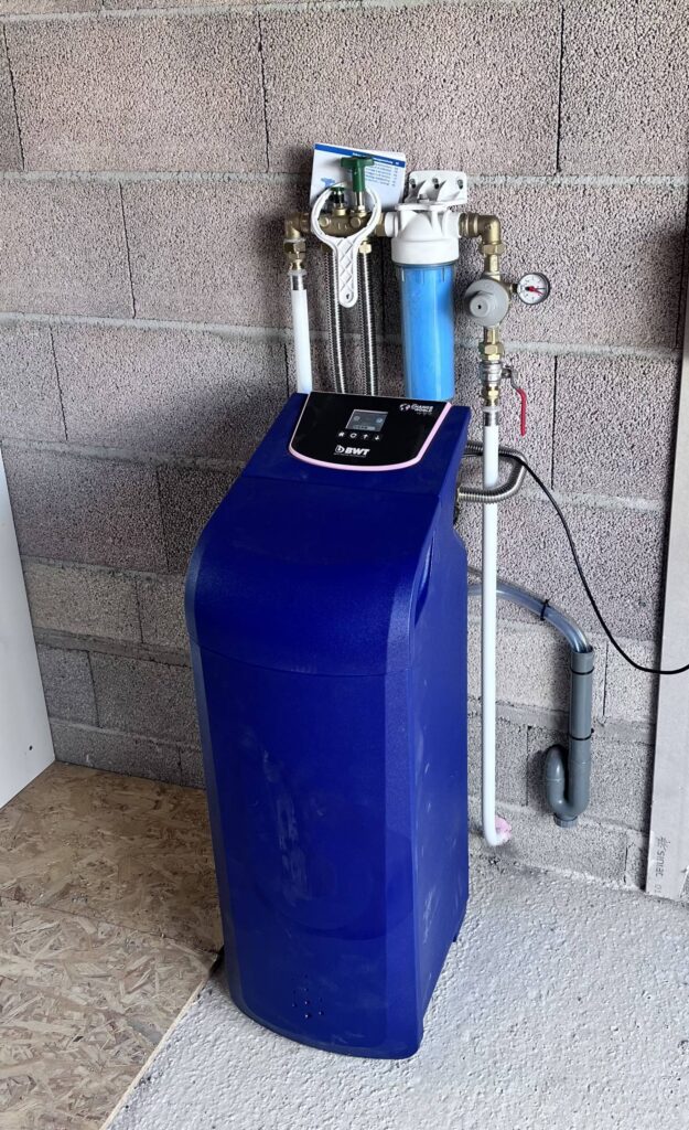 Adoucisseur d'eau BWT installé dans un local technique avec système de filtration à Portiragnes