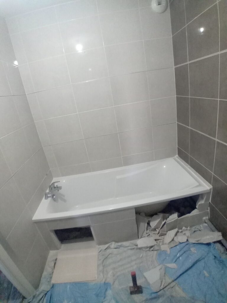 Dépose ancienne baignoire avant rénovation salle de bain à Colombiers
