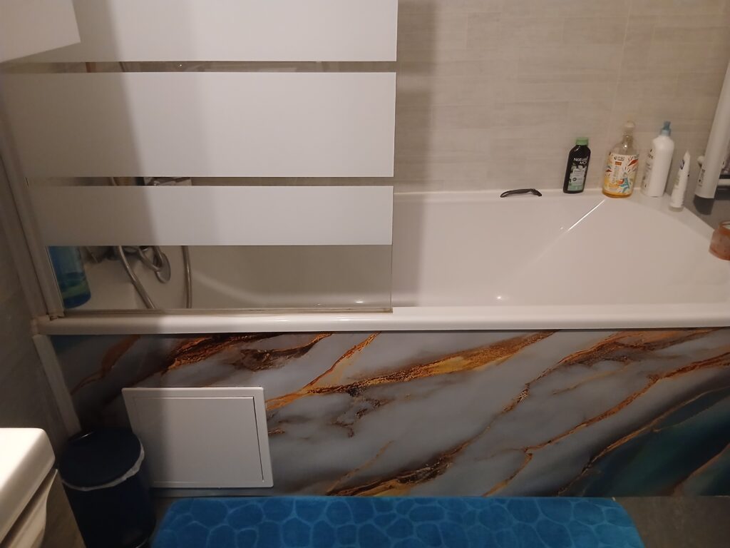 Habillage baignoire effet marbre à Sauvian avec trappe de visite pour accès plomberie en cas de fuite ou débouchage
