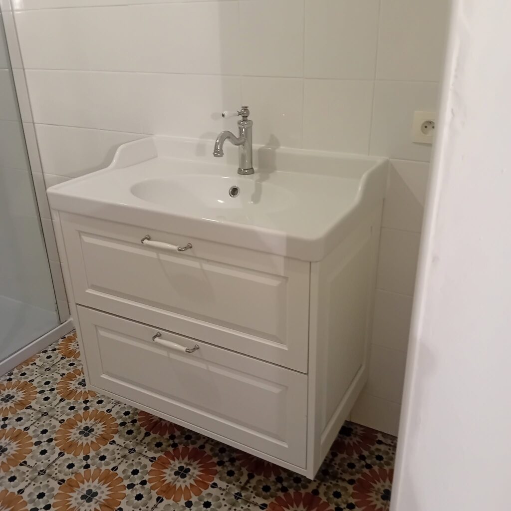 Mitigeur robinet installé sur un meuble vasque