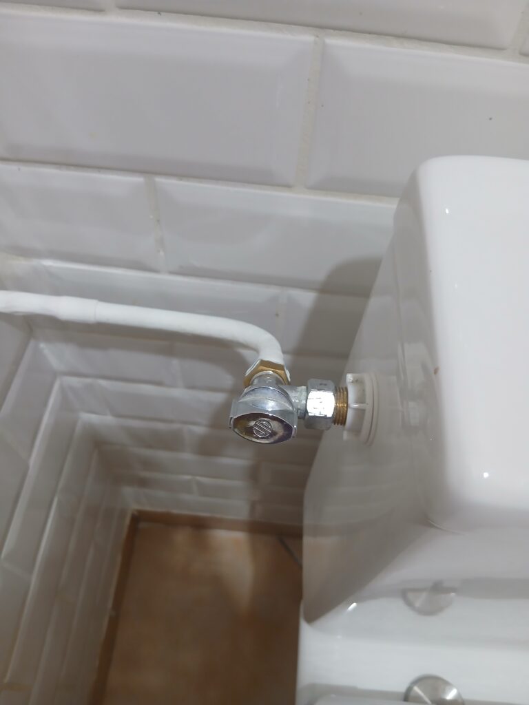 Robinet d'arrêt sur l'alimentation d'eau d'un WC, intervention plomberie à Béziers
