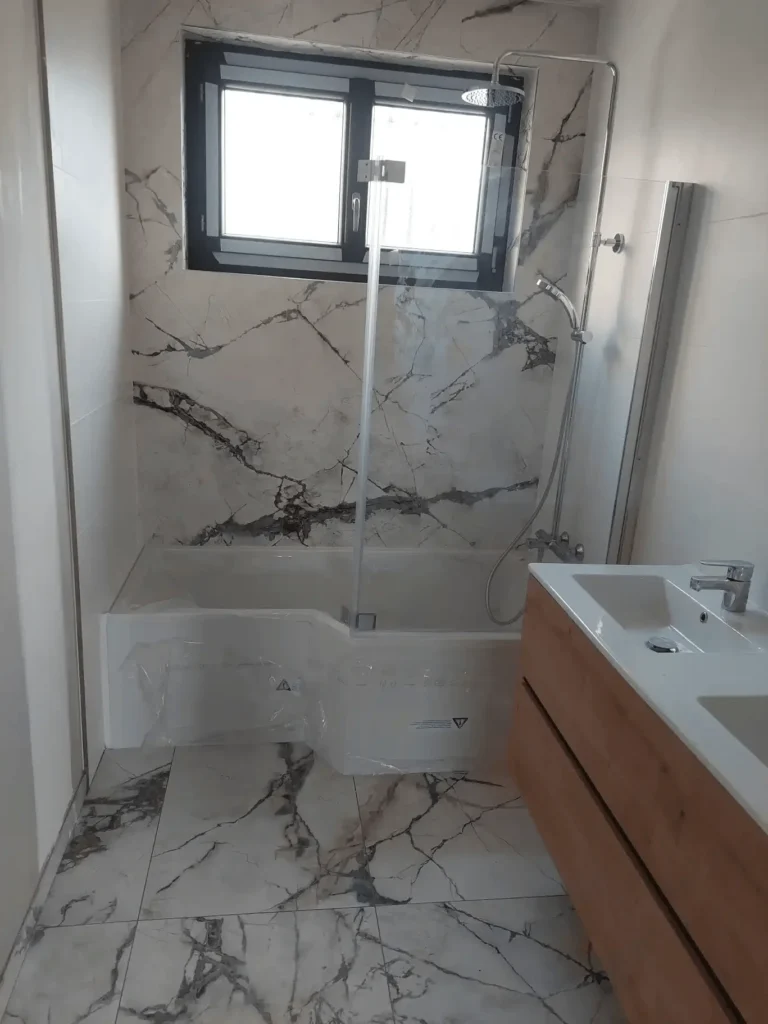 Installation baignoire et carrelage effet marbre à Béziers