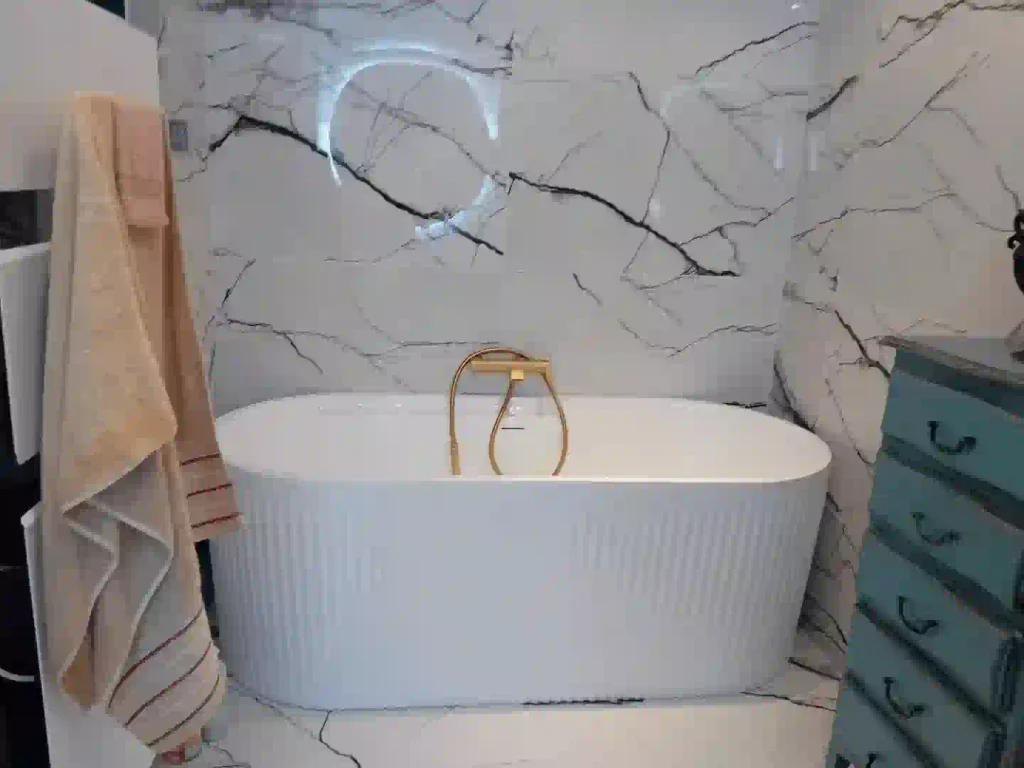 Rénovation salle de bain avec baignoire - plombier Béziers